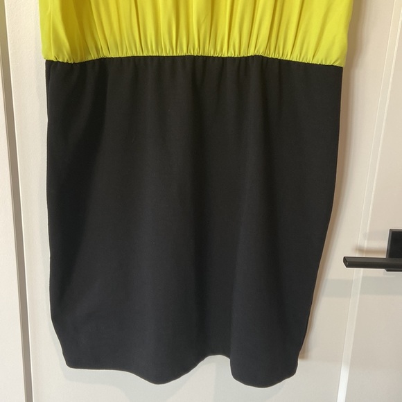 Women’s Dress Jennifer Lopez Yellow Black Size 12 Button Back Elastic Waist - Picture 3 of 8